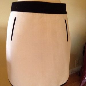 Ann Taylor Petite white/black trim petite skirt